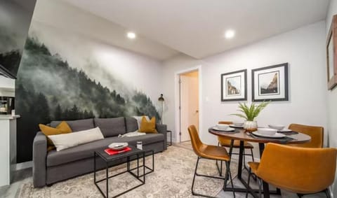 NEW - Mountain Chic Escape - Whyte Ave - Netflix - Clean!\n Bed and Breakfast in Edmonton