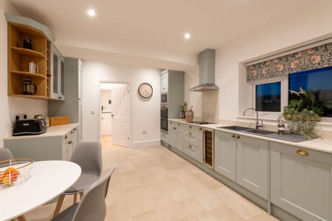 Twn Pwll Kitchen and dining table