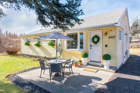 The cottage includes front and backyard private patio space with seating for 4 under an umbrella. The extra large lot, long driveway, pine trees out front and an empty lot behind house all create a very peaceful and private experience.