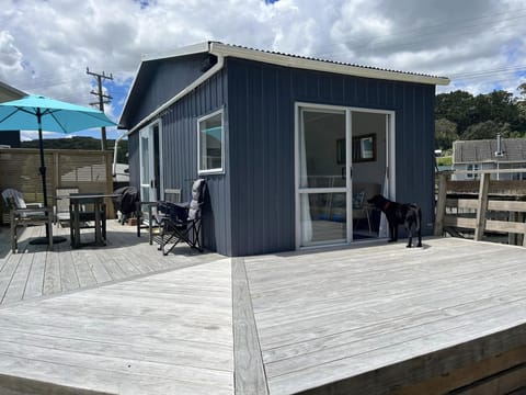 Large deck, cosy crib