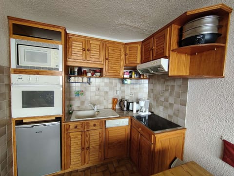 Fridge, oven, dishwasher, coffee/tea maker