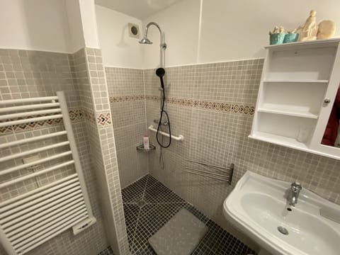 Combined shower/tub, hair dryer, towels, soap