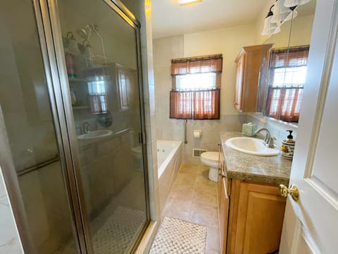 Combined shower/tub, towels, toilet paper