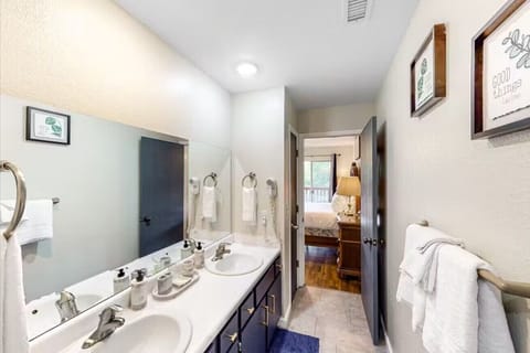 Combined shower/tub, hair dryer, towels