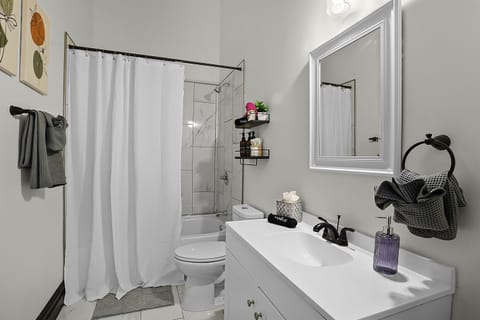 Combined shower/tub, hair dryer, towels