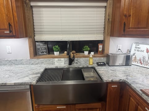 Farm-style kitchen sink. City water.