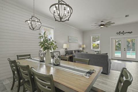 Beaches and Dreams - Crystal Beach - Dining Room