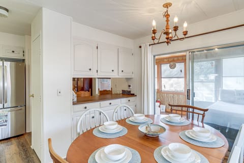 Dining | Dishware & Flatware Provided