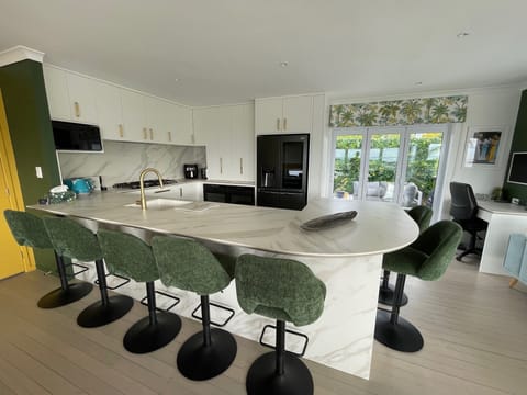 Luxury kitchen - 2 ovens & dishwashers, digital gas hobs, crushed/cubed ice