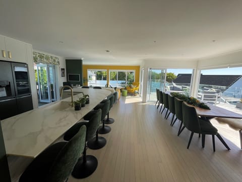 Extra-long kitchen benchtop with 7 barstools