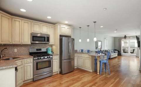 Private kitchen | Fridge, microwave, oven, stovetop