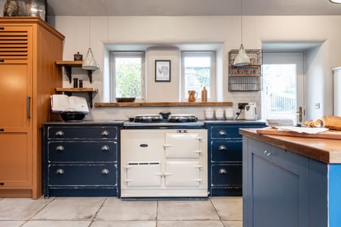 Pinkney House Kitchen - StayCotswold