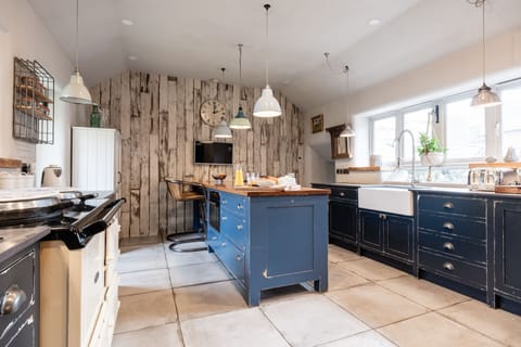 Pinkney House Kitchen - StayCotswold