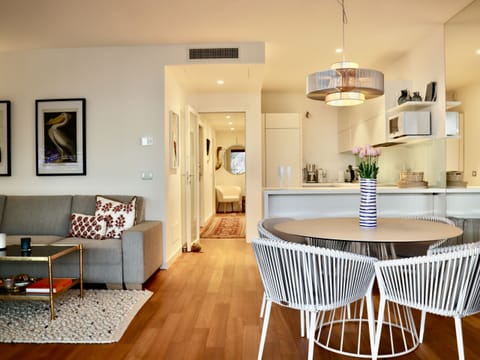 Living area Gemma nel Golfo di Trieste. Ideal for couples, families, and business stays. Luxury apartment, equipped and furnished with every comfort. Characterized by breathtaking sea views. It features three bedrooms and two bathrooms with showers, accommodating up to eight people. It has a fully equipped kitchen and indoor and outdoor dining areas. Free WiFi and parking complete the apartment.