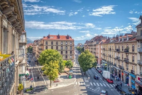 Place Championnet - à 2min de l'appartement, toutes les commodités (supermarché, boulangerie, fromagerie...) et petits restaurants s'y trouvent