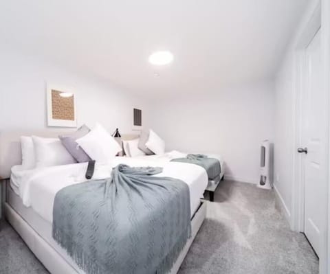 UrbanUtopia - Luxury Home - King Bed - Patio\/BBQ - Sleep16 Maison in Edmonton
