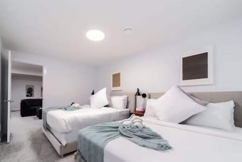 UrbanUtopia - Luxury Home - King Bed - Patio\/BBQ - Sleep16 Maison in Edmonton