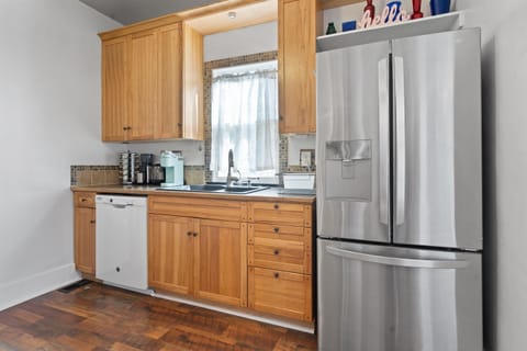 Fridge, microwave, stovetop, dishwasher