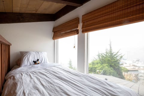 Single bed in loft with full ocean view