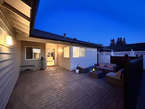 West facing front patio with seating - great for sunsets