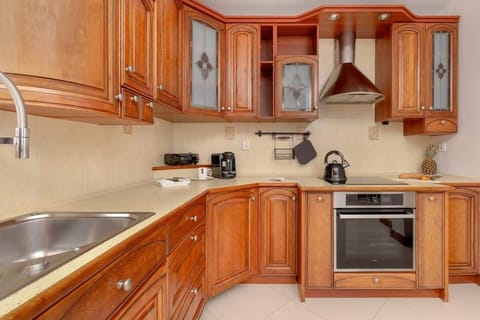 Kitchenette with plenty of kitchen utensils and dishes. 