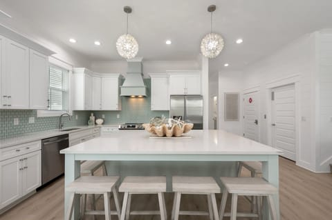 Make beach outings effortless for your family on Iris' beautiful quartz island!