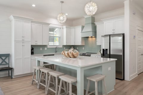 Make beach outings effortless for your family on Iris' beautiful quartz island!