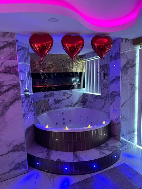 Hot Tub / whirlpool bath (Indoor)