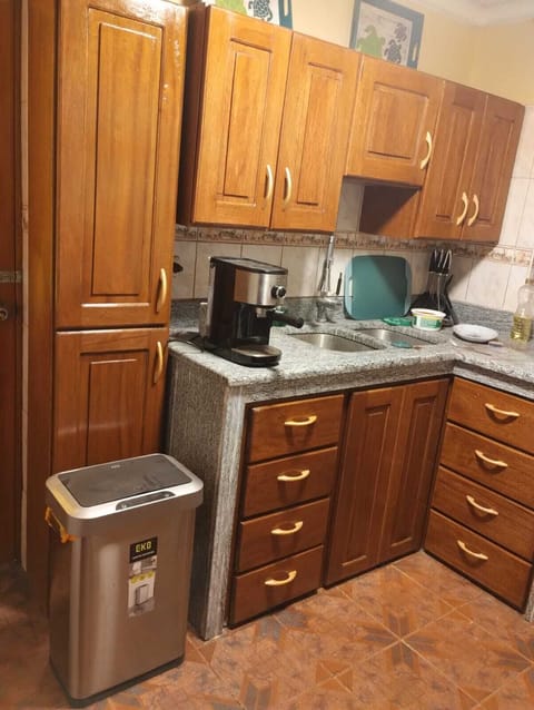 Fridge, oven, stovetop, coffee/tea maker