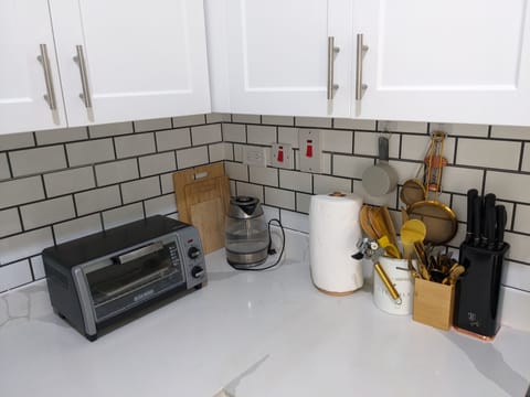 Fridge, oven, stovetop, electric kettle