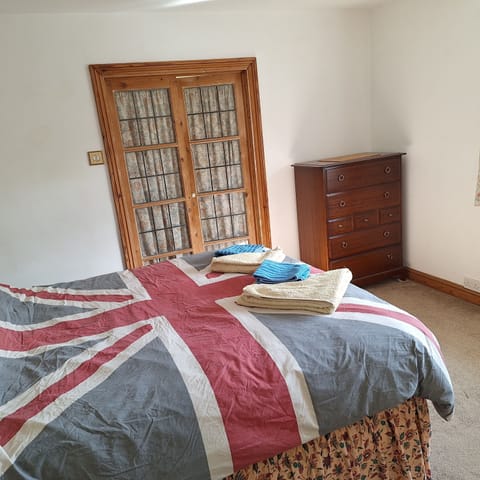 5 bedrooms, iron/ironing board, WiFi, bed sheets