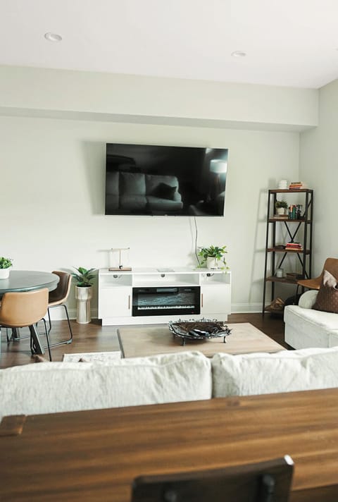 Smart TV, fireplace