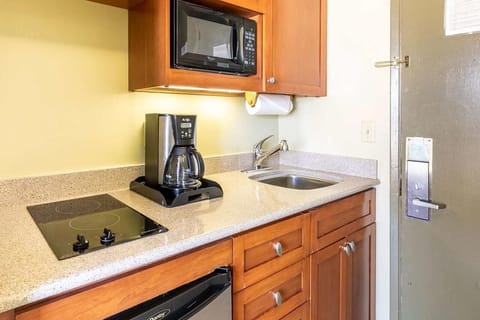 Fridge, microwave, stovetop, coffee/tea maker