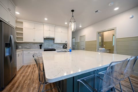 Enjoy your meals around the counter .