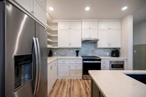 All the large/small appliances you'll need are here!