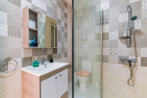 Combined shower/tub, hair dryer, towels, soap