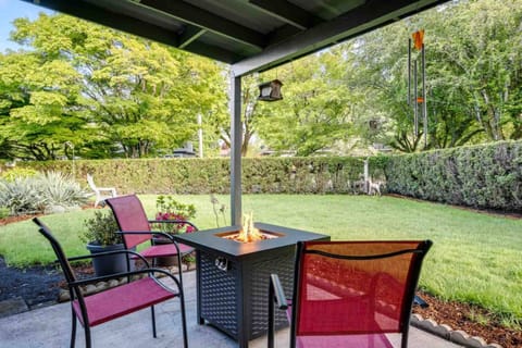 The fire table is wonderful spot to enjoy a lovely Oregon night.