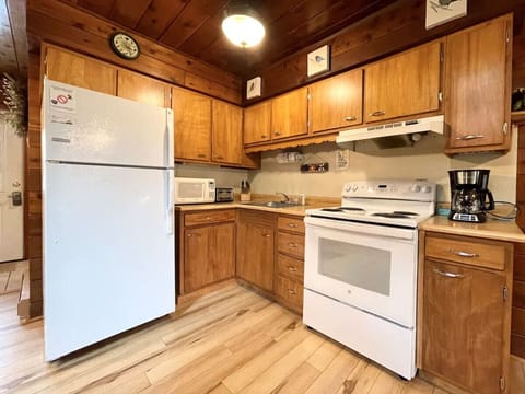 Fridge, oven, stovetop, coffee/tea maker