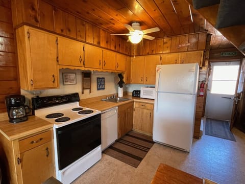 Fridge, oven, stovetop, coffee/tea maker