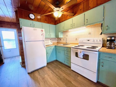 Fridge, oven, stovetop, coffee/tea maker