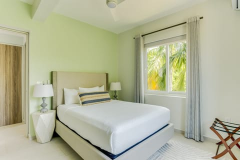 Bedroom 2: Queen Bed