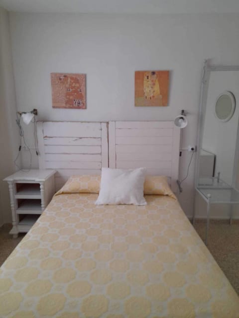 3 bedrooms, iron/ironing board, bed sheets