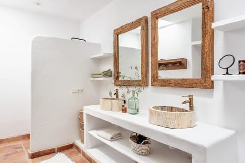 Shower, jetted tub, eco-friendly toiletries, hair dryer