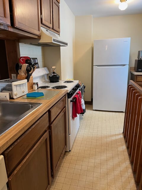 Fridge, stovetop, dishwasher, coffee/tea maker