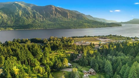 Your private retreat, set against the Columbia River’s sweeping beauty and mountain grandeur.
