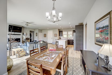 Dining area with seating for 6.