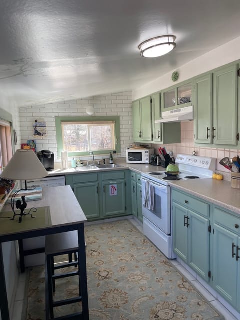 Great kitchen with everything you need!