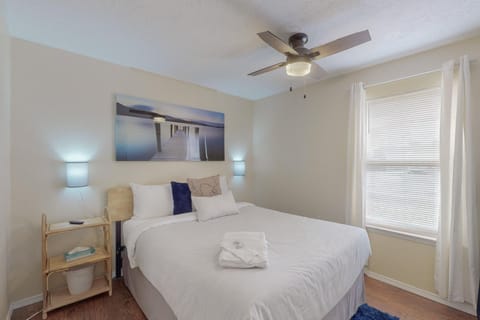 Bedroom 2: queen bed