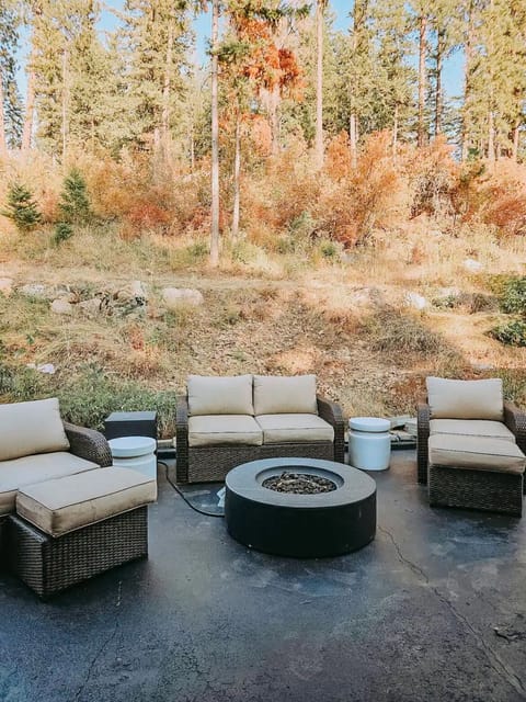 Lakeside Retreat With Hot Tub, Amazing Views, And An Animal Sanctuary! House in Sagle