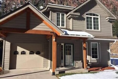 Riverwalk 2: Well-appointed 3BR, 1.5 bath with easy access to downtown Ouray.